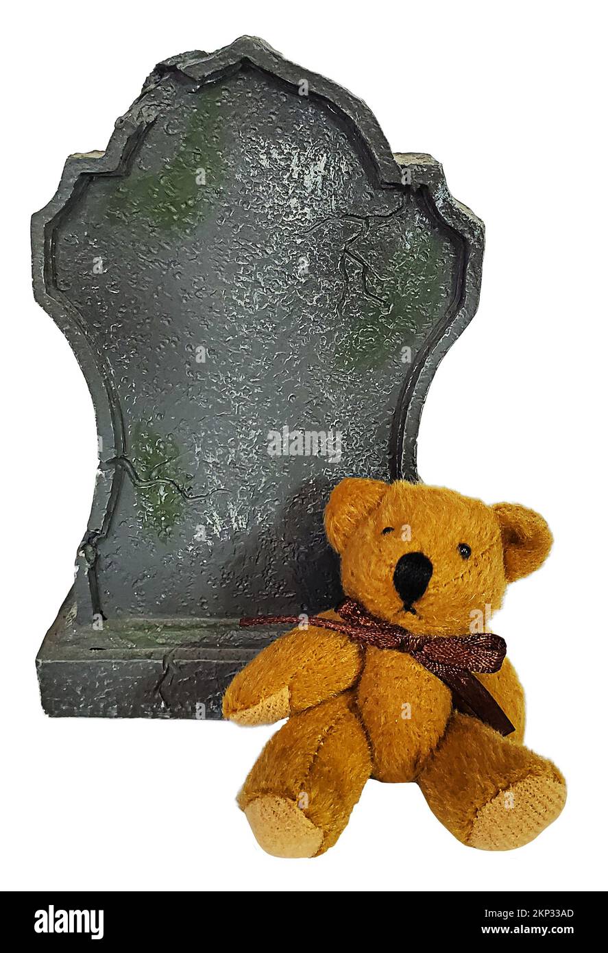 Teddybär sitzt in einem Gravestone, um das Begräbnis einer Person zu markieren Stockfoto