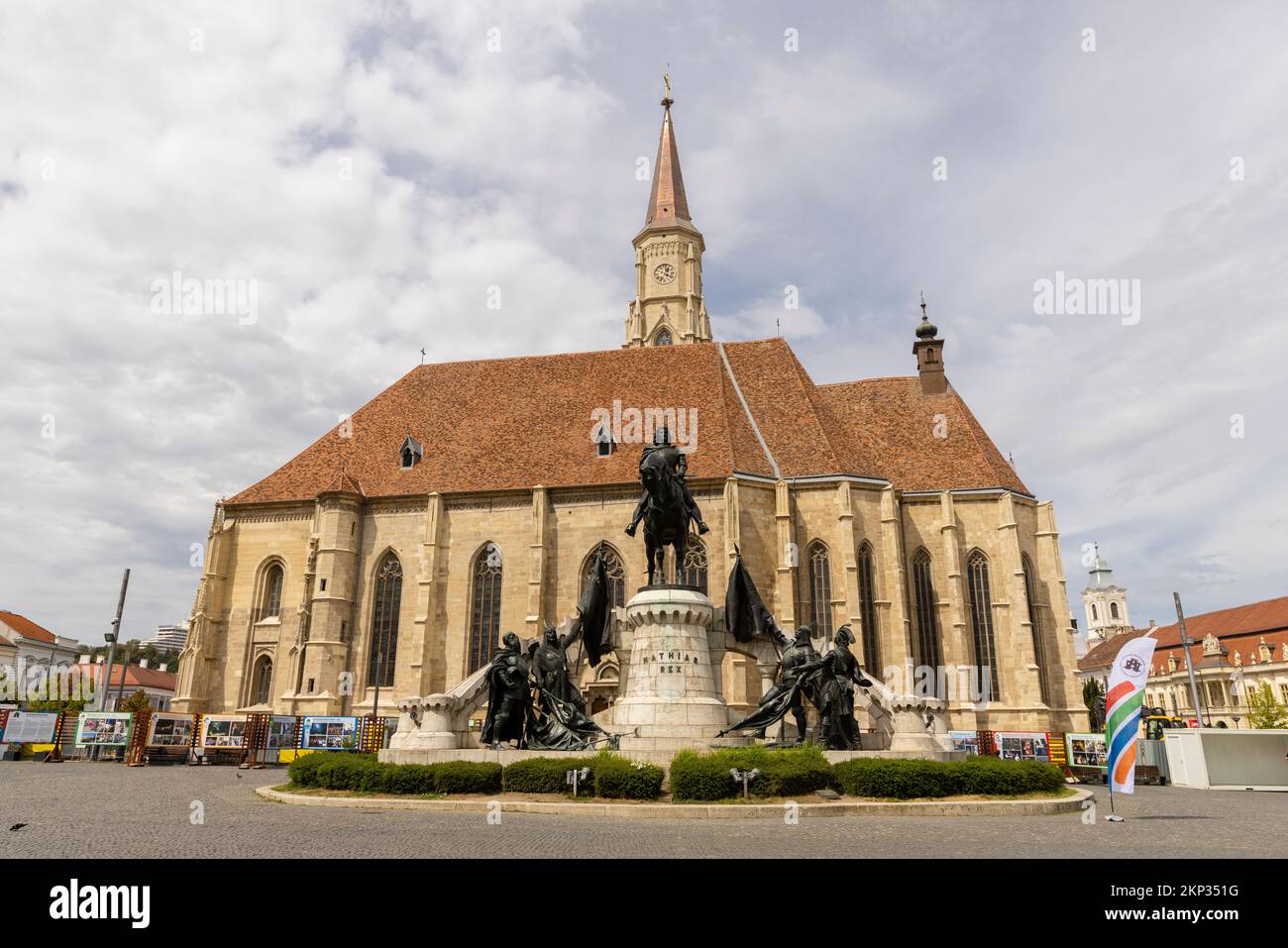 Mathias-Rex-Statue vor der Kirche St. Michaels am Unirii-Platz, Cluj-Napoca, Rumänien Stockfoto