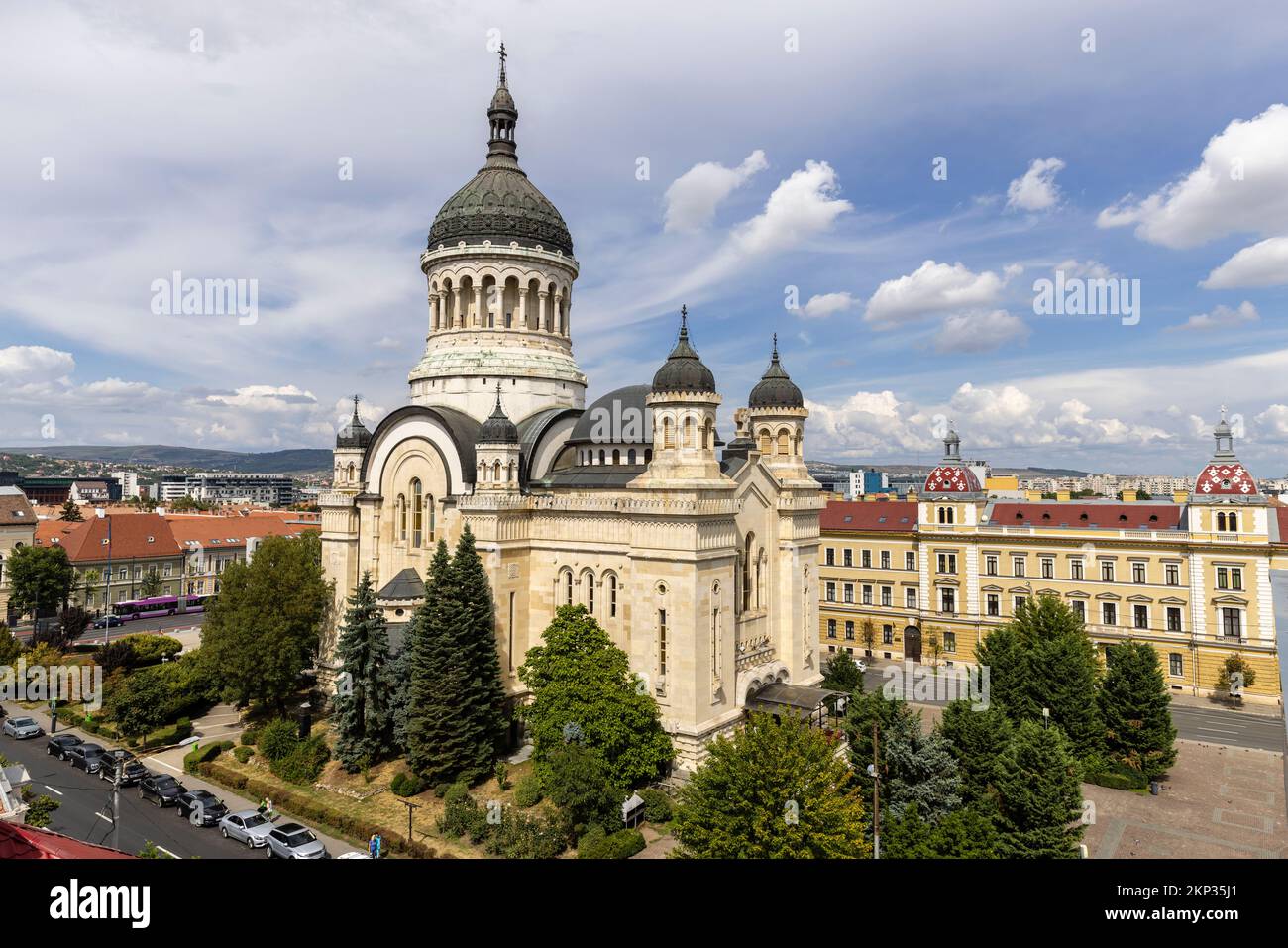 Dormition der orthodoxen Theotokos-Kathedrale auf dem Avram Iancu-Platz, Cluj-Napoca, Rumänien Stockfoto