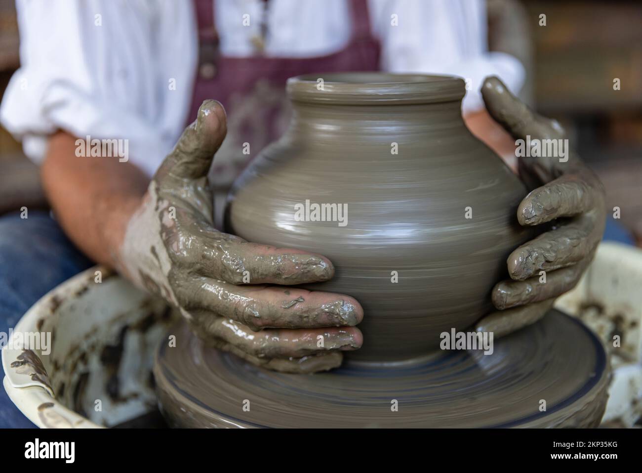 Potter und Ceramicist im Casa Olarului in Vama Baia Mare, Satu Mare, Rumänien Stockfoto