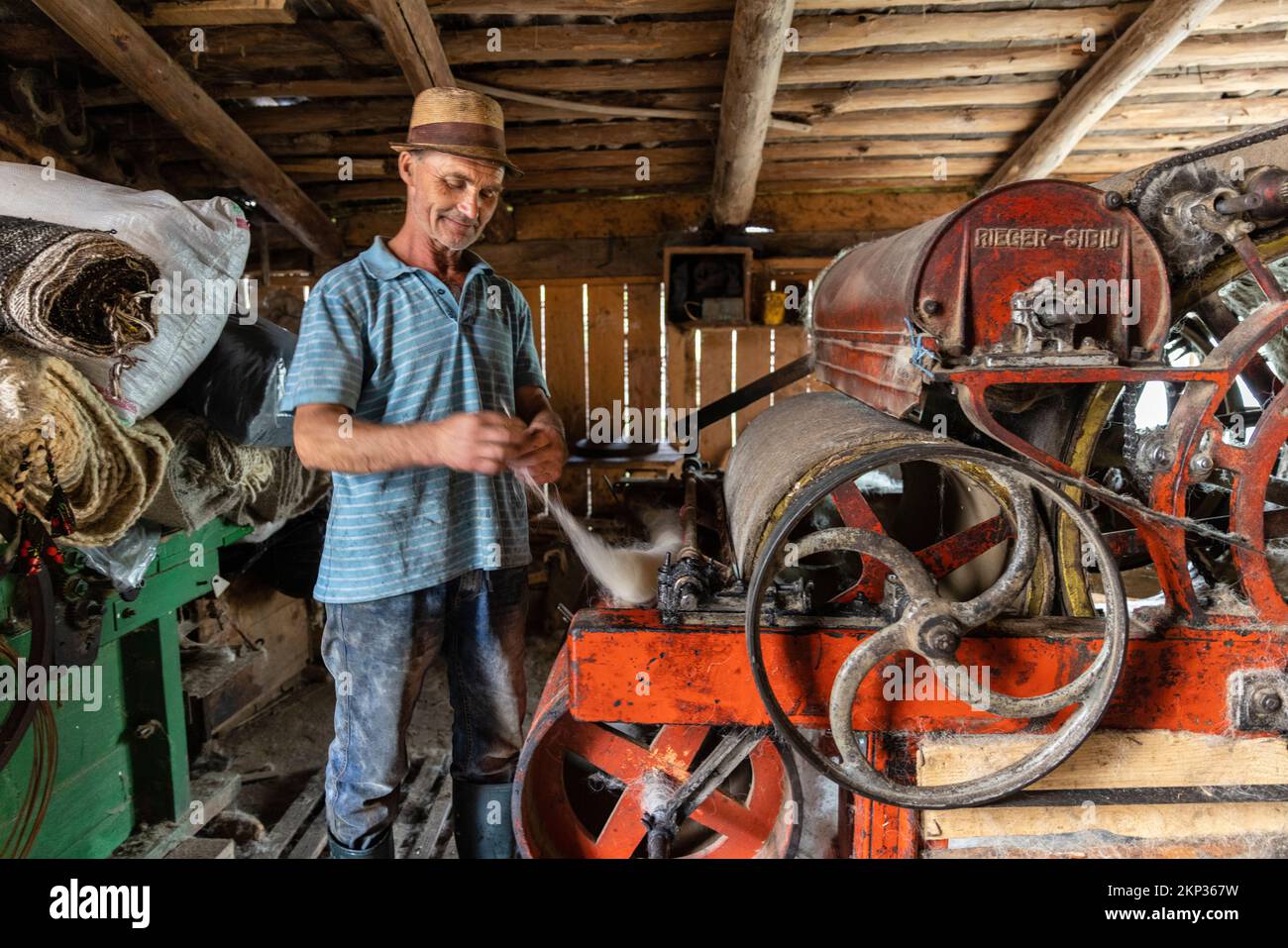 Wollklopfen im Dorf Sârbi, Maramures, Rumänien Stockfoto