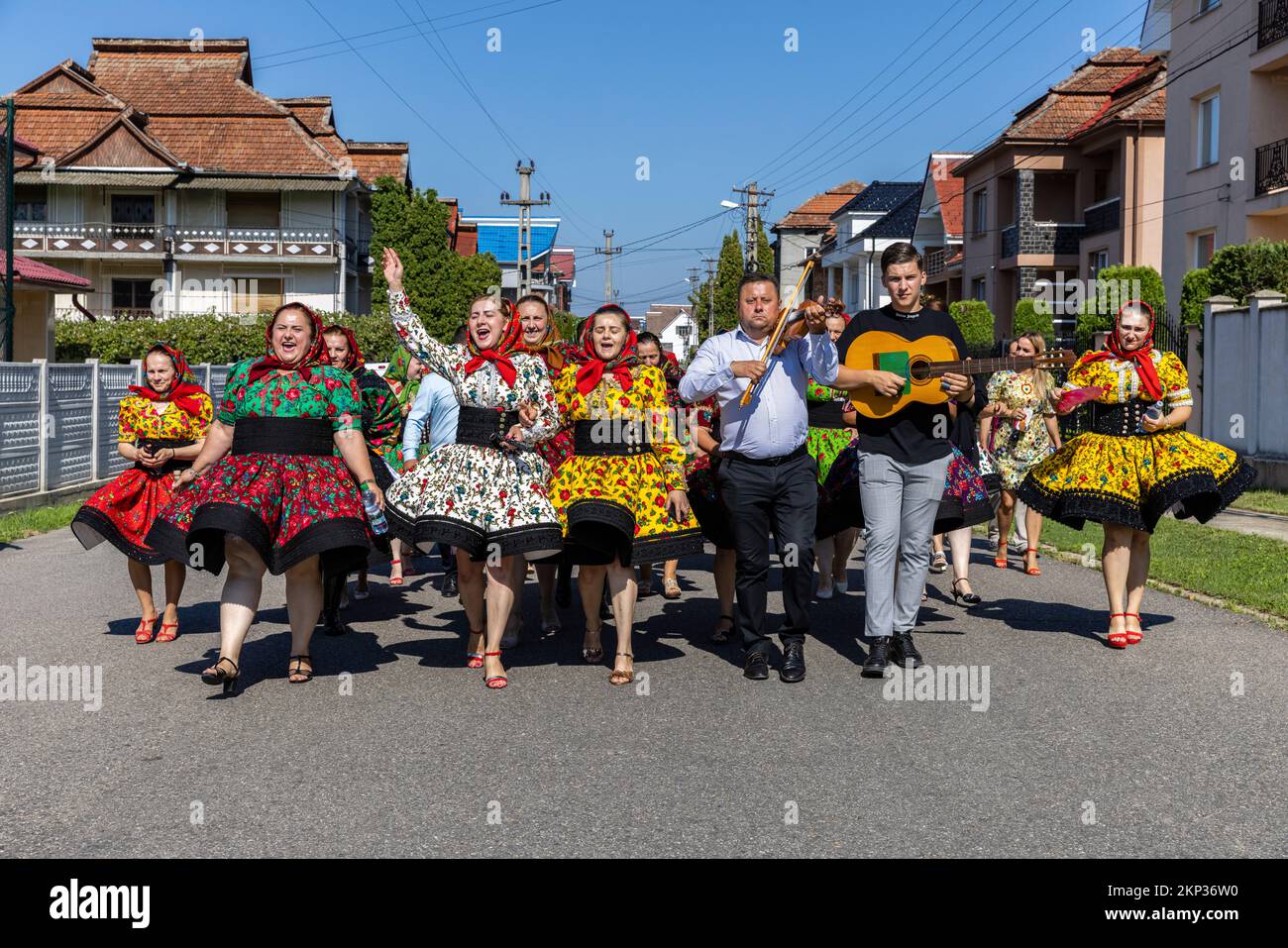 Traditionelle Hochzeitsprozession durch das Dorf Certeze, Satu Mare, Rumänien Stockfoto