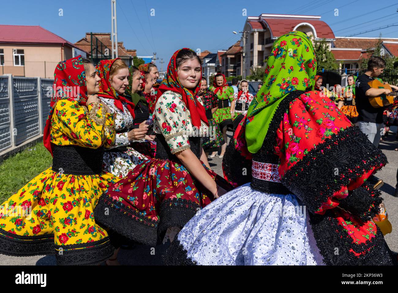 Traditionelle Hochzeitsprozession durch das Dorf Certeze, Satu Mare, Rumänien Stockfoto