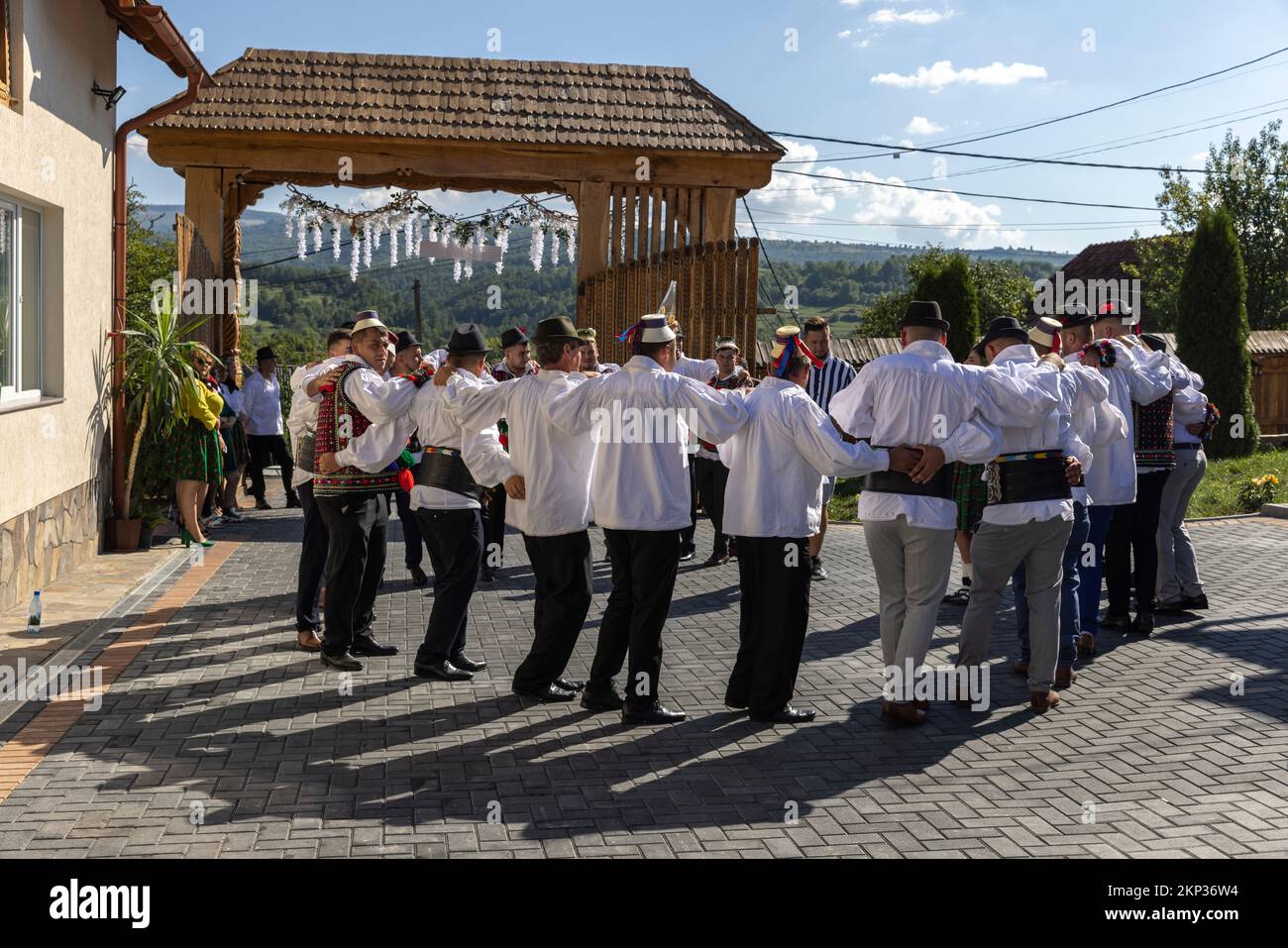Traditionelle Hochzeitsfeier der Bräutigame im Dorf Calinesti, Kreis Satu Mare, Maramureș, Rumänien Stockfoto