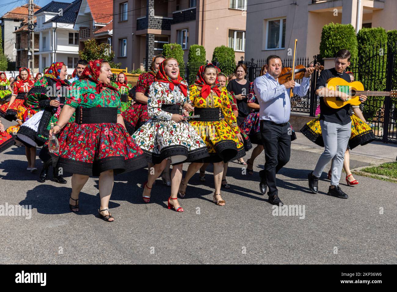 Traditionelle Hochzeitsprozession durch das Dorf Certeze, Satu Mare, Rumänien Stockfoto