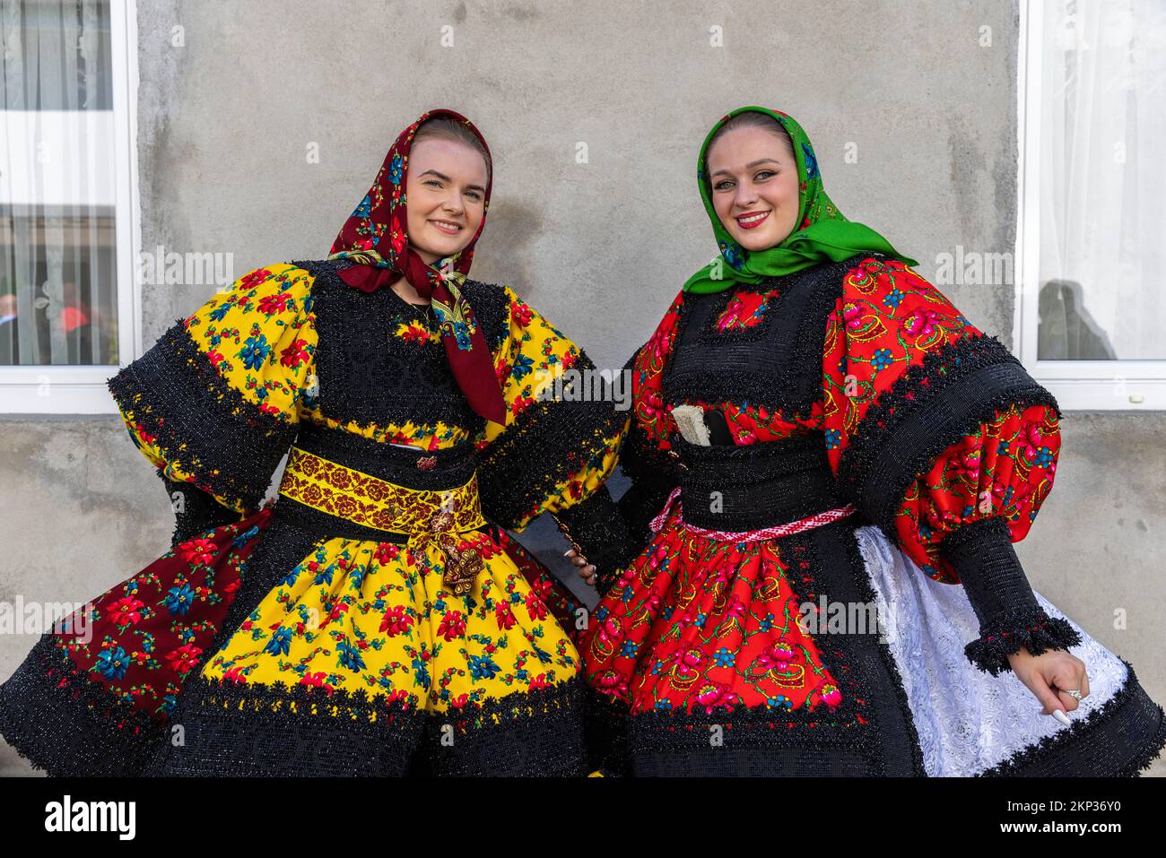 Traditionelle Hochzeitsprozession durch das Dorf Certeze, Satu Mare, Rumänien Stockfoto
