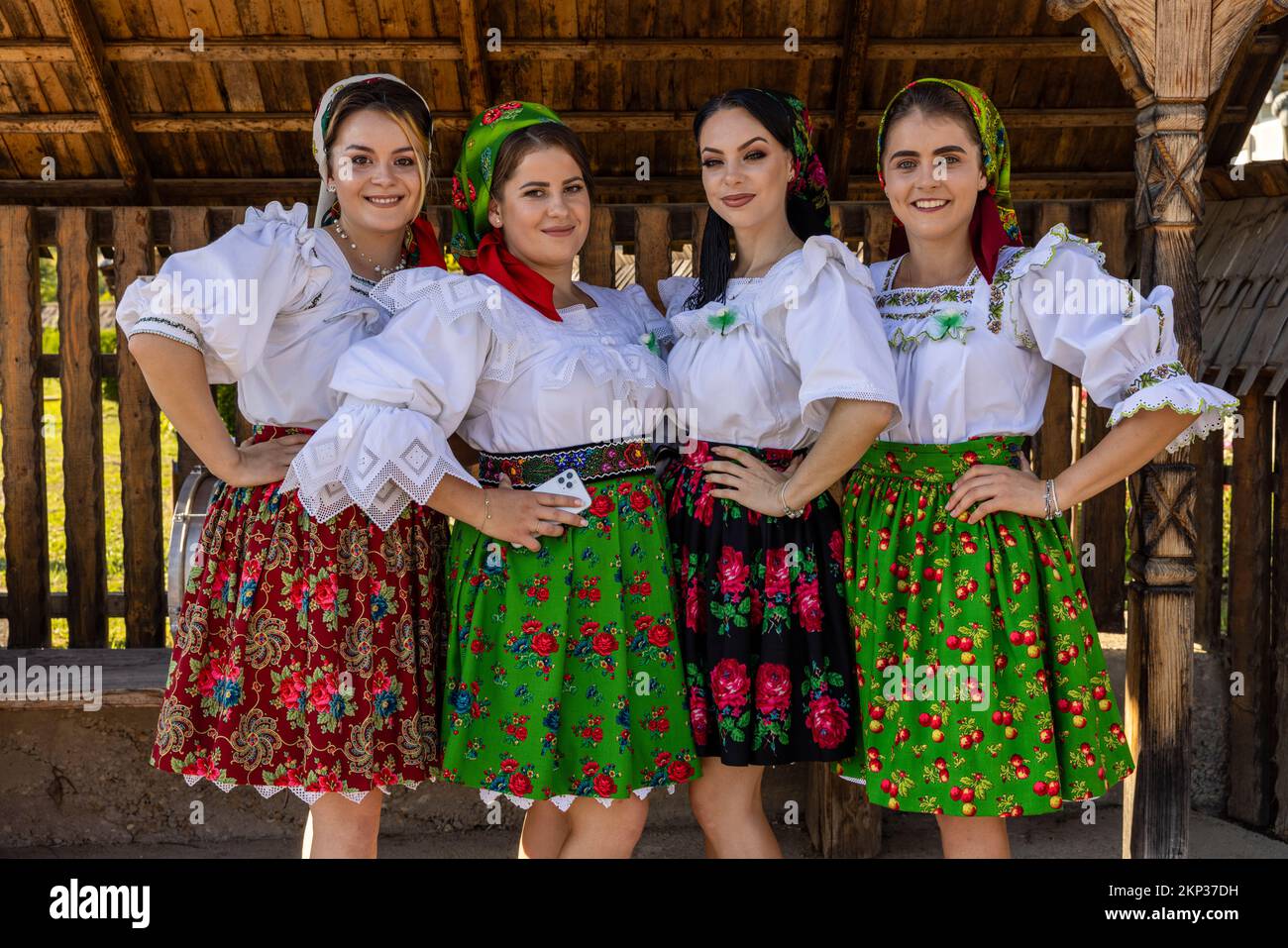 Traditionelle Hochzeitsprozession mit geschmückten Pferden durch die Sieu-Gemeinde, Bistrița-Năsăud, Rumänien Stockfoto