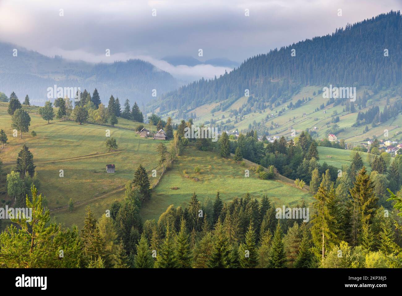 Sonnenaufgang über Sadova, einem traditionellen rumänischen Dorf Stockfoto