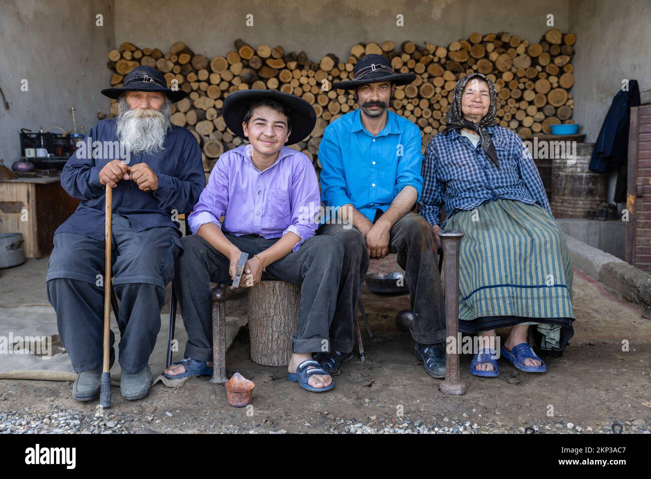 Roma-Zigeuner im Dorf Brateiu, Siebenbürgen, Rumänien Stockfoto