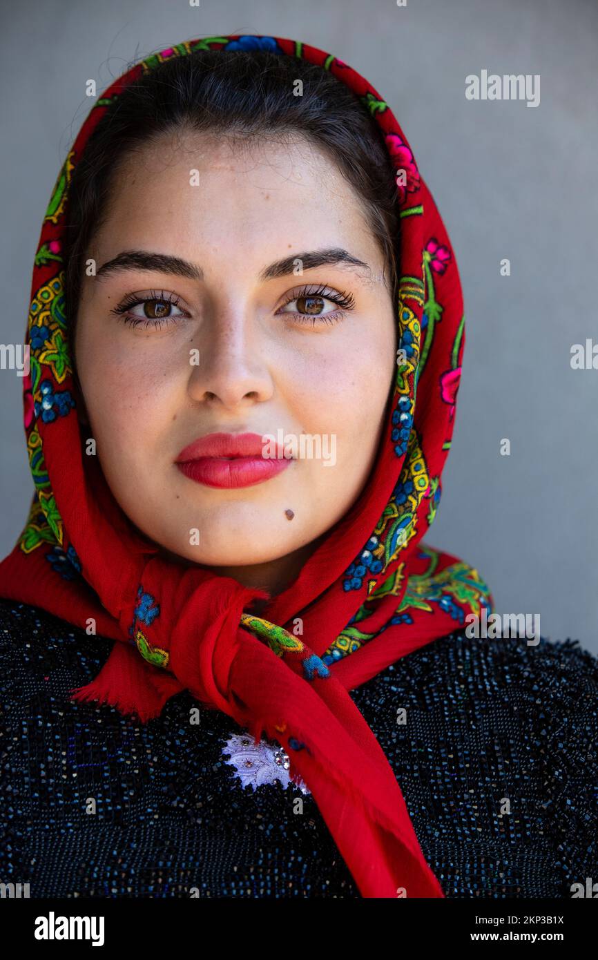 Frau in Babuschka in traditioneller Hochzeitsprozession durch das Dorf Certeze, Satu Mare, Rumänien Stockfoto