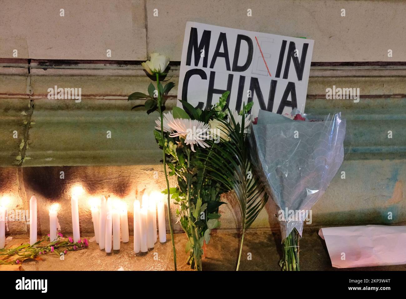 London, Großbritannien. 27.. November 2022. Es wurde eine Nachtwache bei Kerzenschein organisiert, um den zehn Opfern zu gedenken, die bei einem Brand starben, nachdem sie unter den Beschränkungen von Covid auf ihrem Gelände festgehalten worden waren. Demonstranten, die die sich in China ausbreitende Kommunistische Partei Chinas kritisieren, fordern Präsident Xi Jinping auf, zurückzutreten und die Zero-Covid-Politik zu stoppen. Kredit: Elfte Stunde Fotografie/Alamy Live News Stockfoto