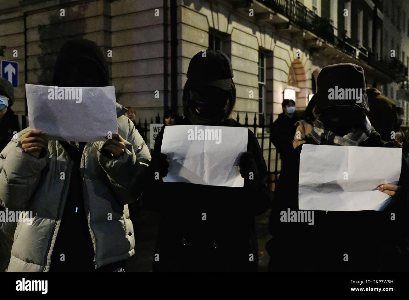 London, Großbritannien. 27.. November 2022. Es wurde eine Nachtwache bei Kerzenschein organisiert, um den zehn Opfern zu gedenken, die bei einem Brand starben, nachdem sie unter den Beschränkungen von Covid auf ihrem Gelände festgehalten worden waren. Demonstranten, die die sich in China ausbreitende Kommunistische Partei Chinas kritisieren, fordern Präsident Xi Jinping auf, zurückzutreten und die Zero-Covid-Politik zu stoppen. Kredit: Elfte Stunde Fotografie/Alamy Live News Stockfoto