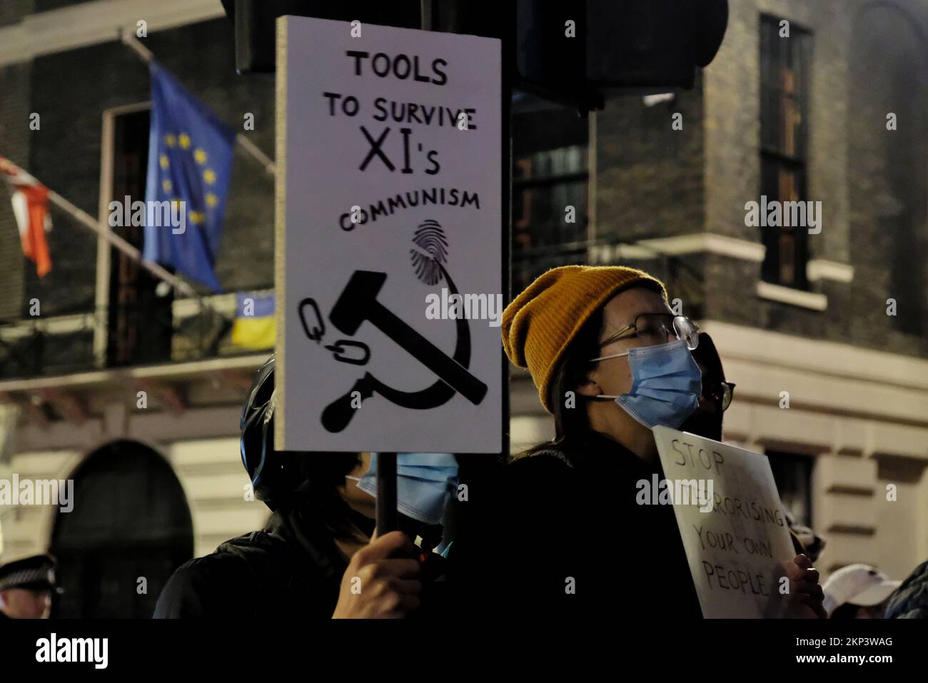 London, Großbritannien. 27.. November 2022. Es wurde eine Nachtwache bei Kerzenschein organisiert, um den zehn Opfern zu gedenken, die bei einem Brand starben, nachdem sie unter den Beschränkungen von Covid auf ihrem Gelände festgehalten worden waren. Demonstranten, die die sich in China ausbreitende Kommunistische Partei Chinas kritisieren, fordern Präsident Xi Jinping auf, zurückzutreten und die Zero-Covid-Politik zu stoppen. Kredit: Elfte Stunde Fotografie/Alamy Live News Stockfoto