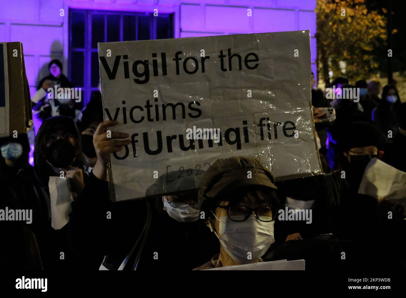 London, Großbritannien. 27.. November 2022. Es wurde eine Nachtwache bei Kerzenschein organisiert, um den zehn Opfern zu gedenken, die bei einem Brand starben, nachdem sie unter den Beschränkungen von Covid auf ihrem Gelände festgehalten worden waren. Demonstranten, die die sich in China ausbreitende Kommunistische Partei Chinas kritisieren, fordern Präsident Xi Jinping auf, zurückzutreten und die Zero-Covid-Politik zu stoppen. Kredit: Elfte Stunde Fotografie/Alamy Live News Stockfoto