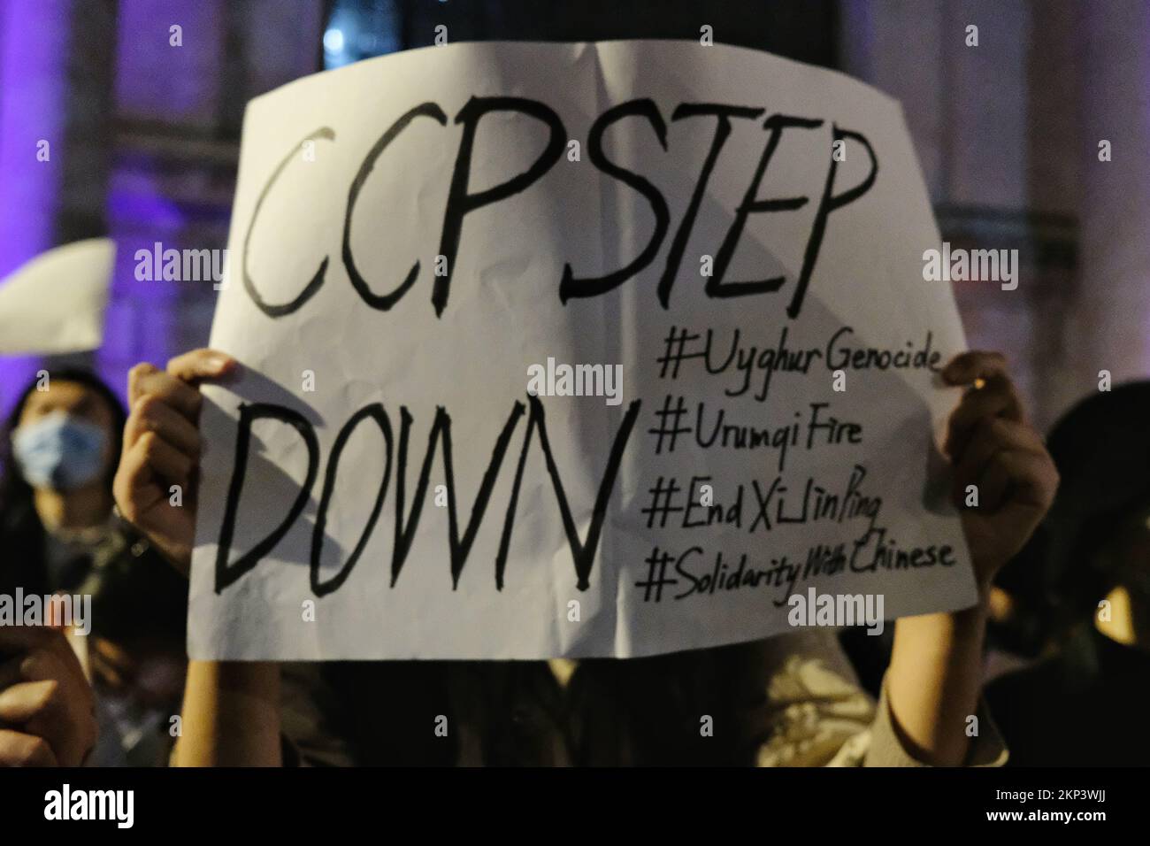 London, Großbritannien. 27.. November 2022. Es wurde eine Nachtwache bei Kerzenschein organisiert, um den zehn Opfern zu gedenken, die bei einem Brand starben, nachdem sie unter den Beschränkungen von Covid auf ihrem Gelände festgehalten worden waren. Demonstranten, die die sich in China ausbreitende Kommunistische Partei Chinas kritisieren, fordern Präsident Xi Jinping auf, zurückzutreten und die Zero-Covid-Politik zu stoppen. Kredit: Elfte Stunde Fotografie/Alamy Live News Stockfoto