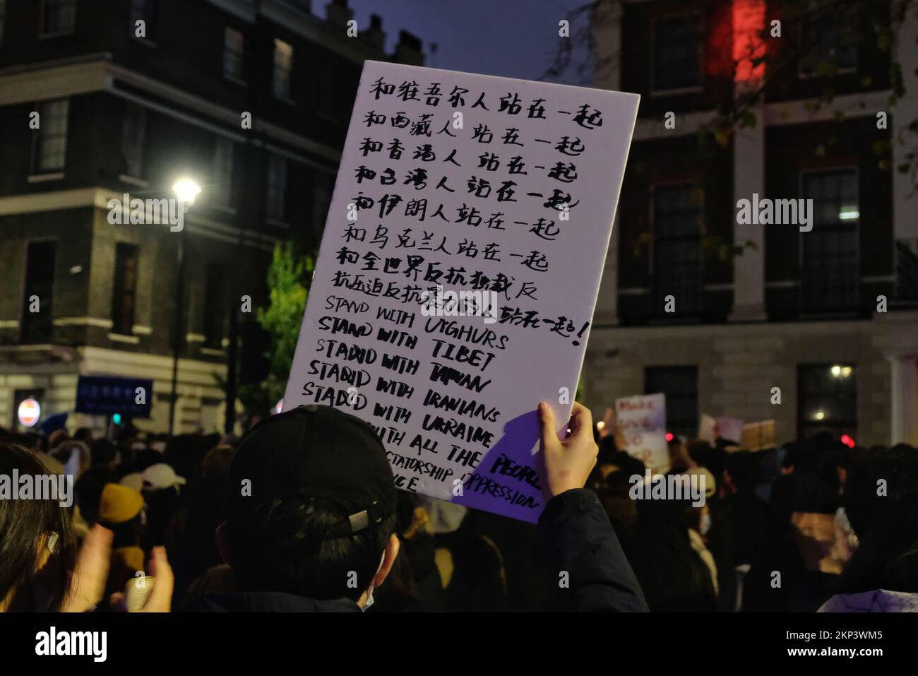 London, Großbritannien. 27.. November 2022. Es wurde eine Nachtwache bei Kerzenschein organisiert, um den zehn Opfern zu gedenken, die bei einem Brand starben, nachdem sie unter den Beschränkungen von Covid auf ihrem Gelände festgehalten worden waren. Demonstranten, die die sich in China ausbreitende Kommunistische Partei Chinas kritisieren, fordern Präsident Xi Jinping auf, zurückzutreten und die Zero-Covid-Politik zu stoppen. Kredit: Elfte Stunde Fotografie/Alamy Live News Stockfoto