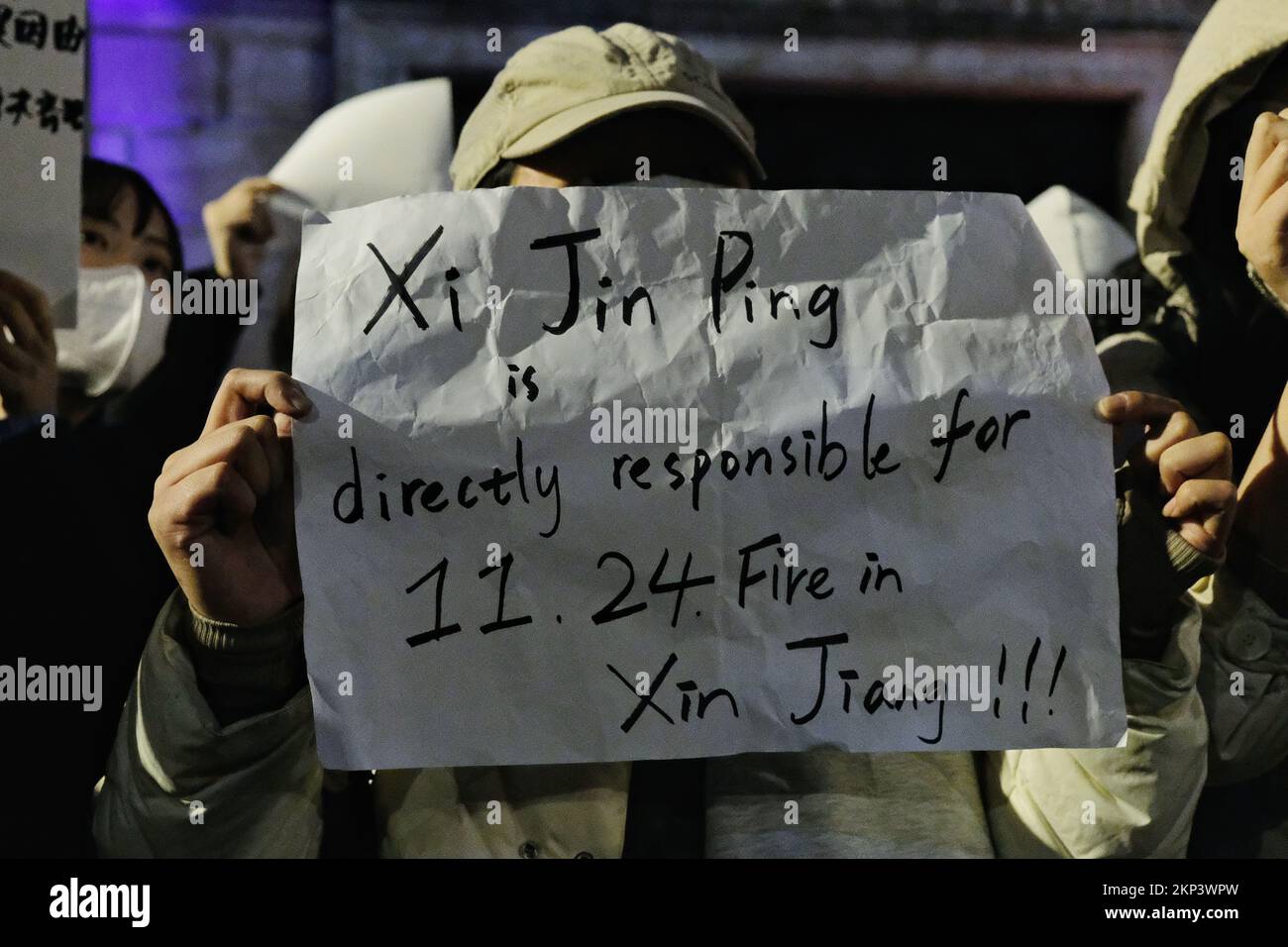 London, Großbritannien. 27.. November 2022. Es wurde eine Nachtwache bei Kerzenschein organisiert, um den zehn Opfern zu gedenken, die bei einem Brand starben, nachdem sie unter den Beschränkungen von Covid auf ihrem Gelände festgehalten worden waren. Demonstranten, die die sich in China ausbreitende Kommunistische Partei Chinas kritisieren, fordern Präsident Xi Jinping auf, zurückzutreten und die Zero-Covid-Politik zu stoppen. Kredit: Elfte Stunde Fotografie/Alamy Live News Stockfoto