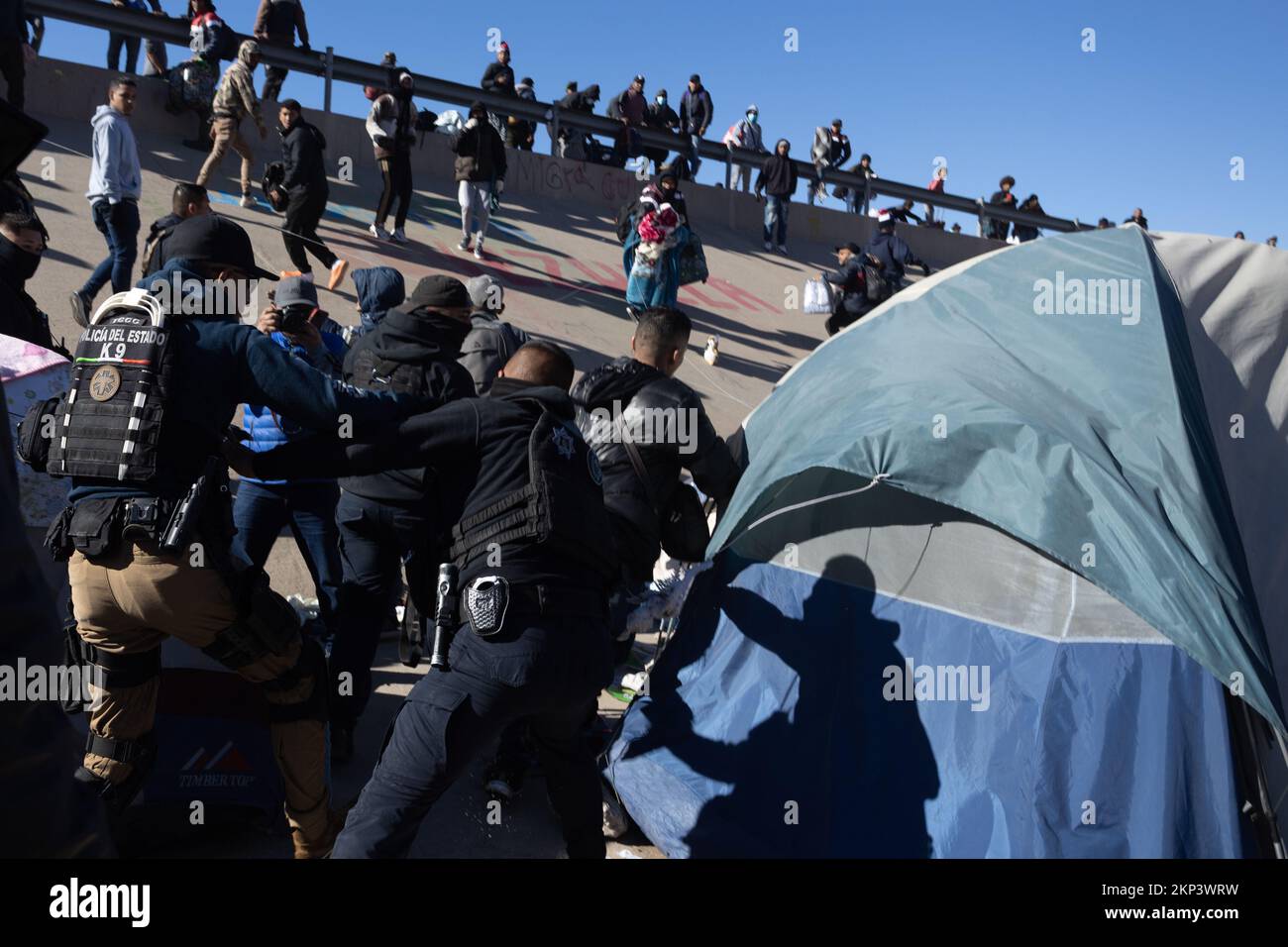 Juarez, Chihuahua, Mexiko. 27.. November 2022. Die Stadtpolizei hat in Begleitung der Nationalgarde ein improvisiertes Lager geräumt, in dem Migranten aus Venezuela lebten, die unter Titel 42 zurückgeführt wurden. Während der Räumung zündeten die Migranten ihre eigenen Zelte an (Kreditbild: © David Peinado/ZUMA Press Wire) Stockfoto