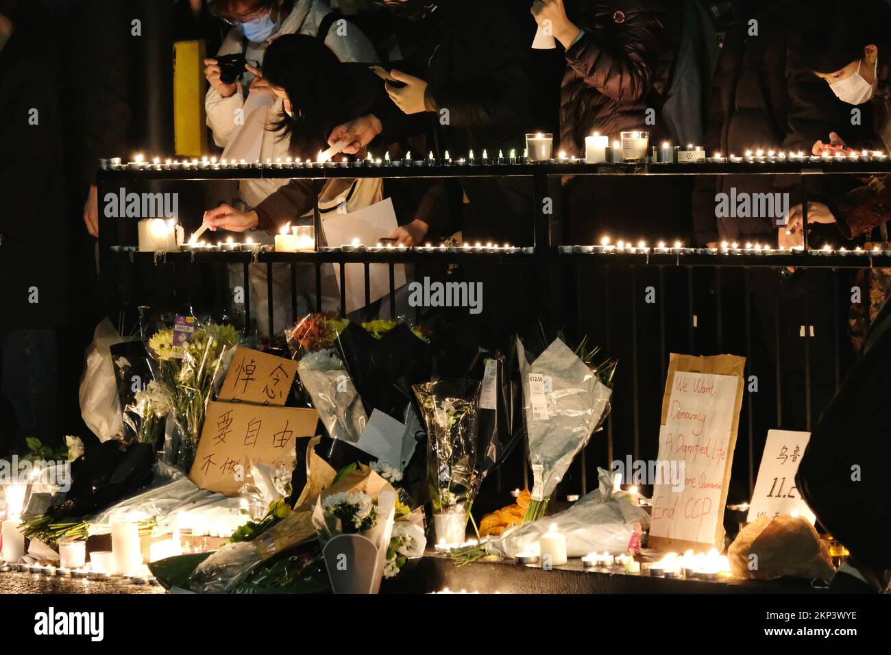 London, Großbritannien. 27.. November 2022. Es wurde eine Nachtwache bei Kerzenschein organisiert, um den zehn Opfern zu gedenken, die bei einem Brand starben, nachdem sie unter den Beschränkungen von Covid auf ihrem Gelände festgehalten worden waren. Demonstranten, die die sich in China ausbreitende Kommunistische Partei Chinas kritisieren, fordern Präsident Xi Jinping auf, zurückzutreten und die Zero-Covid-Politik zu stoppen. Kredit: Elfte Stunde Fotografie/Alamy Live News Stockfoto