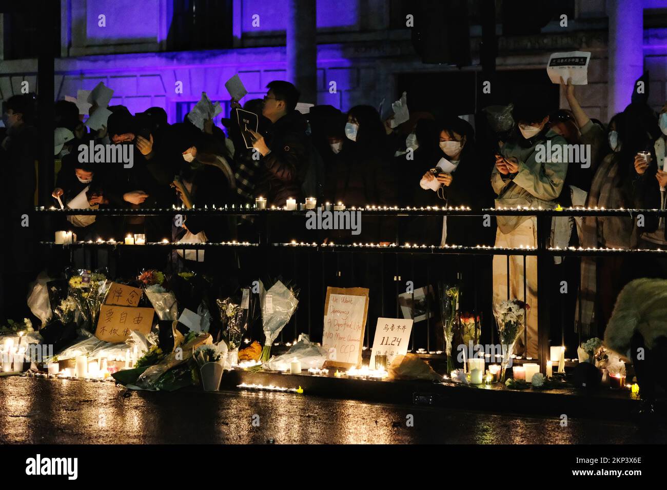 London, Großbritannien. 27.. November 2022. Es wurde eine Nachtwache bei Kerzenschein organisiert, um den zehn Opfern zu gedenken, die bei einem Brand starben, nachdem sie unter den Beschränkungen von Covid auf ihrem Gelände festgehalten worden waren. Demonstranten, die die sich in China ausbreitende Kommunistische Partei Chinas kritisieren, fordern Präsident Xi Jinping auf, zurückzutreten und die Zero-Covid-Politik zu stoppen. Kredit: Elfte Stunde Fotografie/Alamy Live News Stockfoto