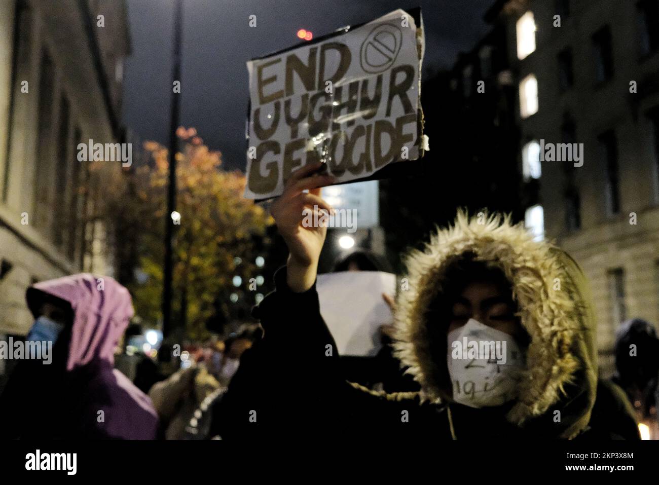 London, Großbritannien. 27.. November 2022. Es wurde eine Nachtwache bei Kerzenschein organisiert, um den zehn Opfern zu gedenken, die bei einem Brand starben, nachdem sie unter den Beschränkungen von Covid auf ihrem Gelände festgehalten worden waren. Demonstranten, die die sich in China ausbreitende Kommunistische Partei Chinas kritisieren, fordern Präsident Xi Jinping auf, zurückzutreten und die Zero-Covid-Politik zu stoppen. Kredit: Elfte Stunde Fotografie/Alamy Live News Stockfoto