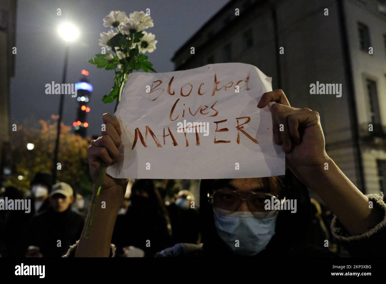 London, Großbritannien. 27.. November 2022. Es wurde eine Nachtwache bei Kerzenschein organisiert, um den zehn Opfern zu gedenken, die bei einem Brand starben, nachdem sie unter den Beschränkungen von Covid auf ihrem Gelände festgehalten worden waren. Demonstranten, die die sich in China ausbreitende Kommunistische Partei Chinas kritisieren, fordern Präsident Xi Jinping auf, zurückzutreten und die Zero-Covid-Politik zu stoppen. Kredit: Elfte Stunde Fotografie/Alamy Live News Stockfoto