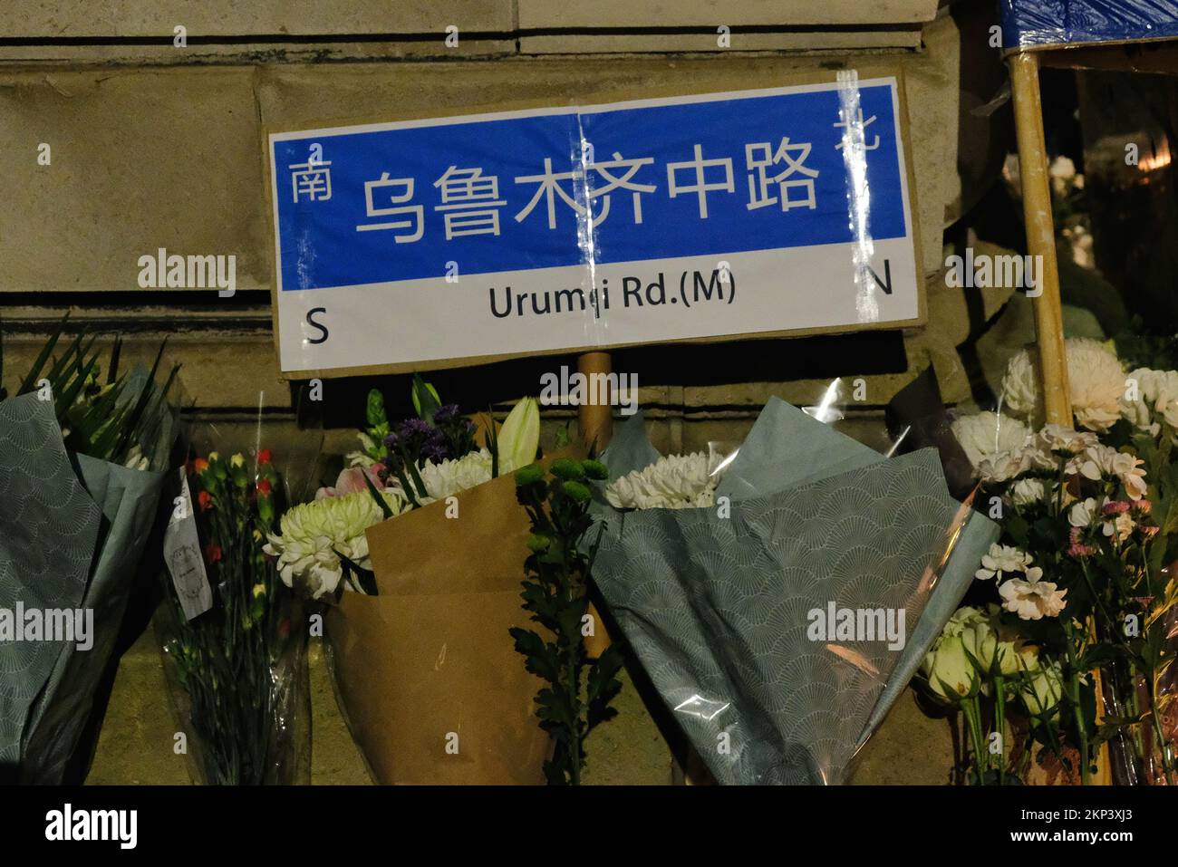 London, Großbritannien. 27.. November 2022. Es wurde eine Nachtwache bei Kerzenschein organisiert, um den zehn Opfern zu gedenken, die bei einem Brand starben, nachdem sie unter den Beschränkungen von Covid auf ihrem Gelände festgehalten worden waren. Demonstranten, die die sich in China ausbreitende Kommunistische Partei Chinas kritisieren, fordern Präsident Xi Jinping auf, zurückzutreten und die Zero-Covid-Politik zu stoppen. Kredit: Elfte Stunde Fotografie/Alamy Live News Stockfoto