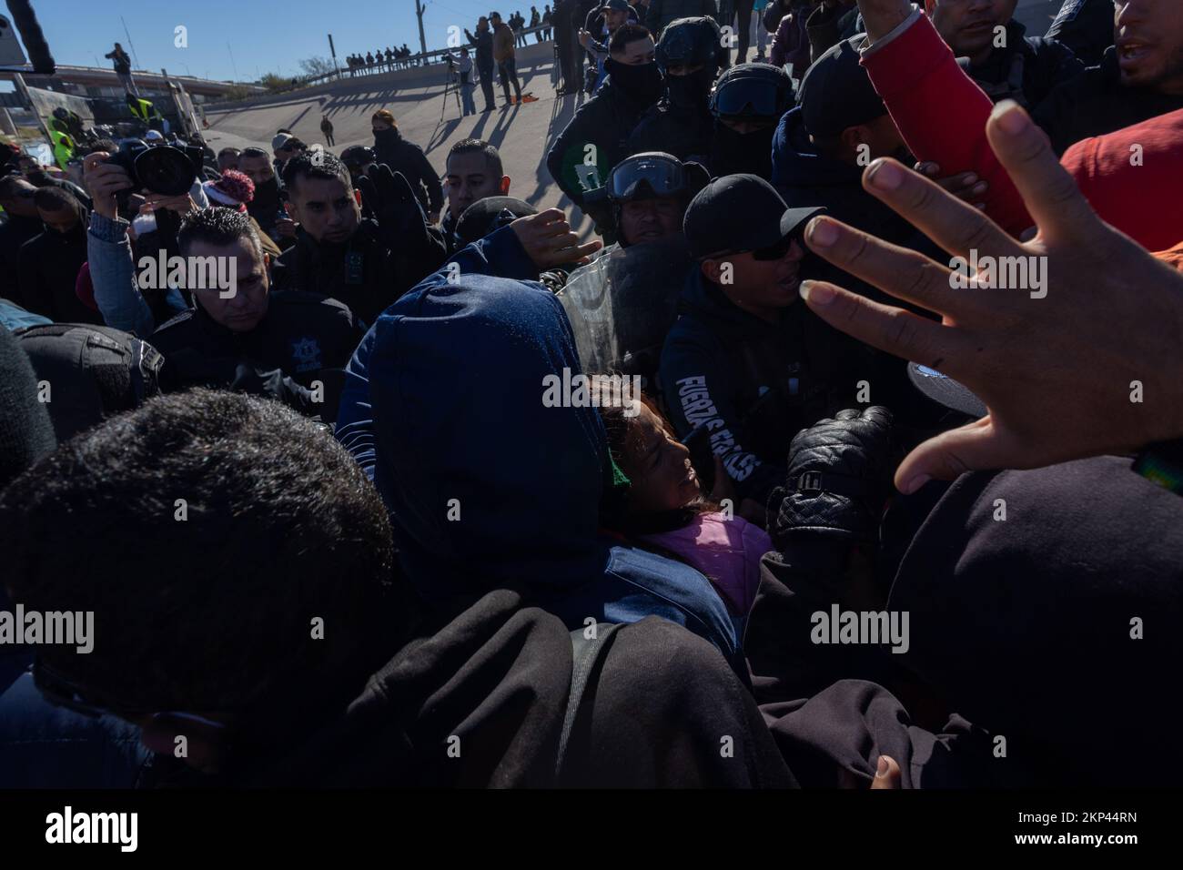 Juarez, Chihuahua, Mexiko. 27.. November 2022. Die Stadtpolizei hat in Begleitung der Nationalgarde ein improvisiertes Lager geräumt, in dem Migranten aus Venezuela lebten, die unter Titel 42 zurückgeführt wurden. Während der Räumung zündeten die Migranten ihre eigenen Zelte an (Kreditbild: © David Peinado/ZUMA Press Wire) Stockfoto