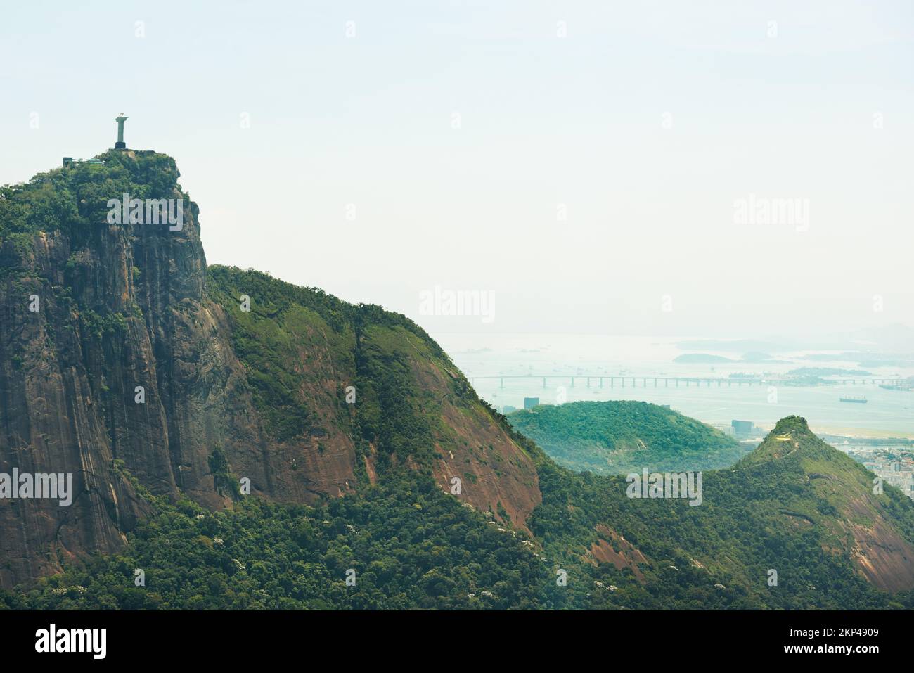 Es ist das Symbol des brasilianischen Christentums. Das Christus-Erlöser-Denkmal in Rio de Janeiro, Brasilien. Stockfoto