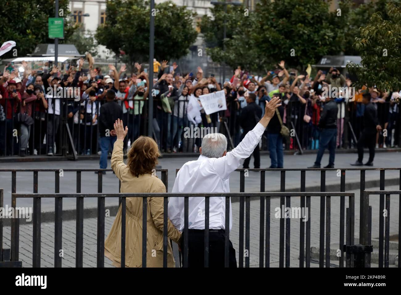 Nicht exklusiv: 27. November 2022, Mexiko-Stadt, Mexiko: Der Präsident von Mexiko, Andrés Manuel López Obrador, mit seiner Frau Beatriz Gutiérrez bei der ral Stockfoto