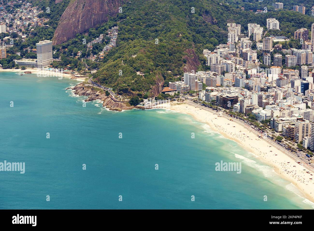 Machen Sie Urlaub im Paradies. Luftaufnahme einer städtischen Küste in den Tropen. Stockfoto