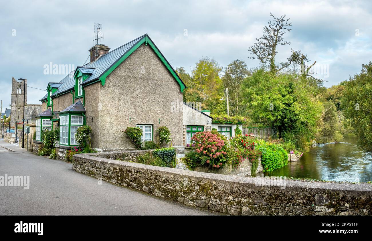 Panoramablick auf Straße und Fluss im Dorf Cong. County Mayo, Irland Stockfoto