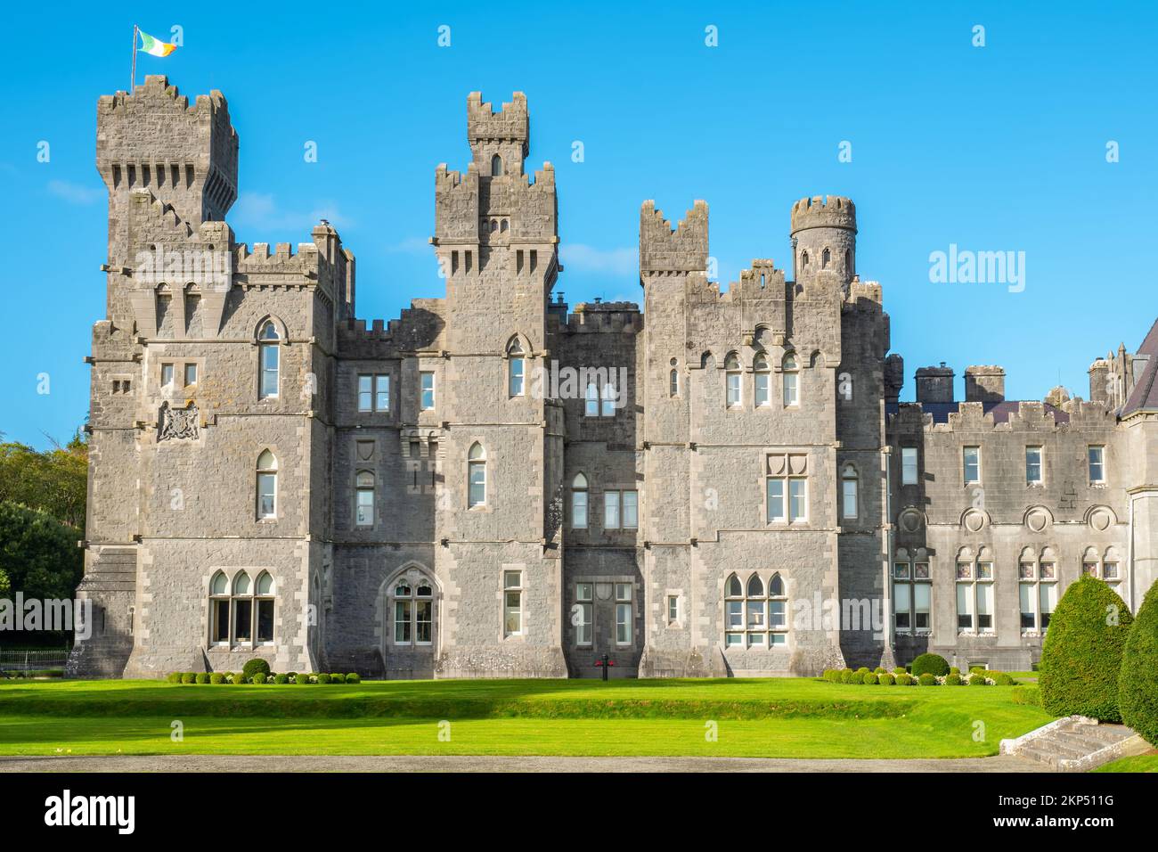 Blick auf die Türme des mittelalterlichen Ashford Castle. Cong, County Mayo, Irland Stockfoto