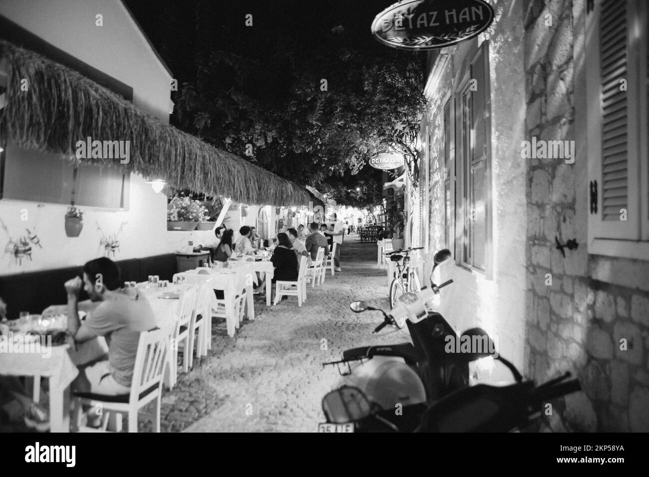 Touristen essen auf den Straßen des Resorts, wunderschöne Lampen, wundervolle Dekoration Stockfoto