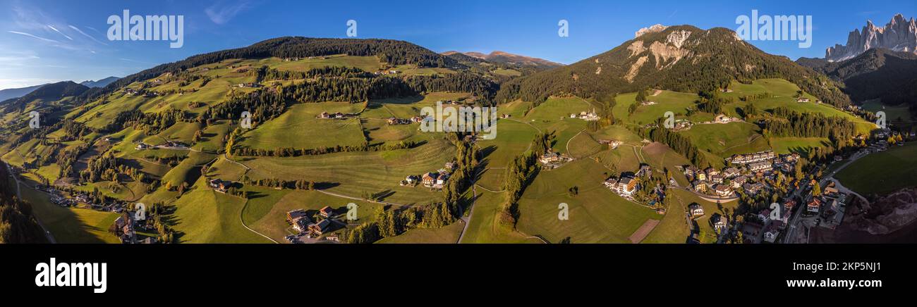 Santa Maddalena, Italien - Panoramablick aus der Vogelperspektive auf das Dorf Santa Maddalena bei Tag. Herbstlandschaft mit traditionellen tiroler Häusern und Berggipfeln Stockfoto