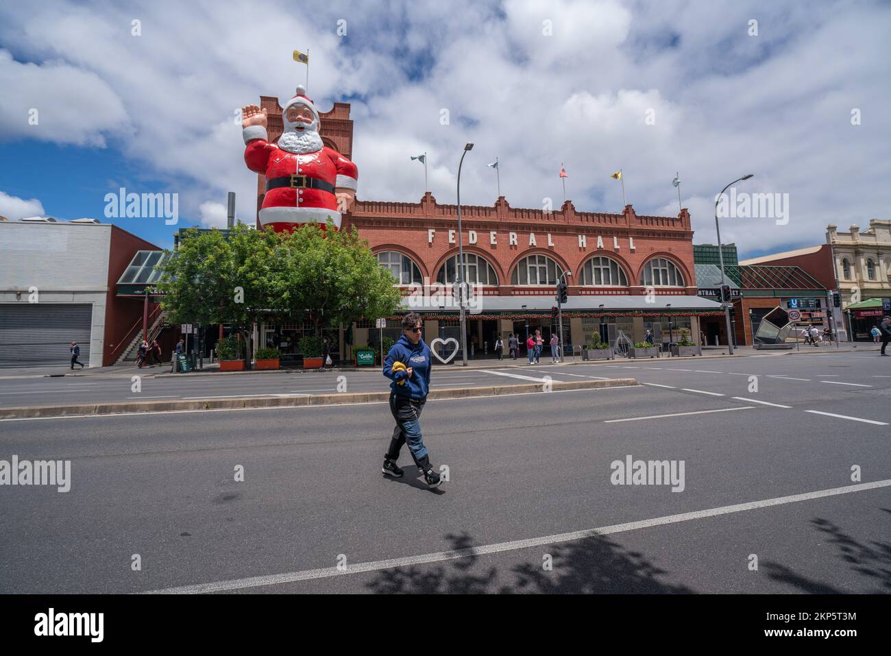 Adelaide, Australien. 28. November 2022 Ein 16 Meter großer lächelnder Weihnachtsmann ist wieder auf dem Adelaide Central Market zu weihnachten zu sehen. Die riesige Weihnachtsstatue des Vaters war für die Deponie bestimmt, wurde aber repariert und verjüngt . Kredit: amer Ghazzal/Alamy Live News Stockfoto