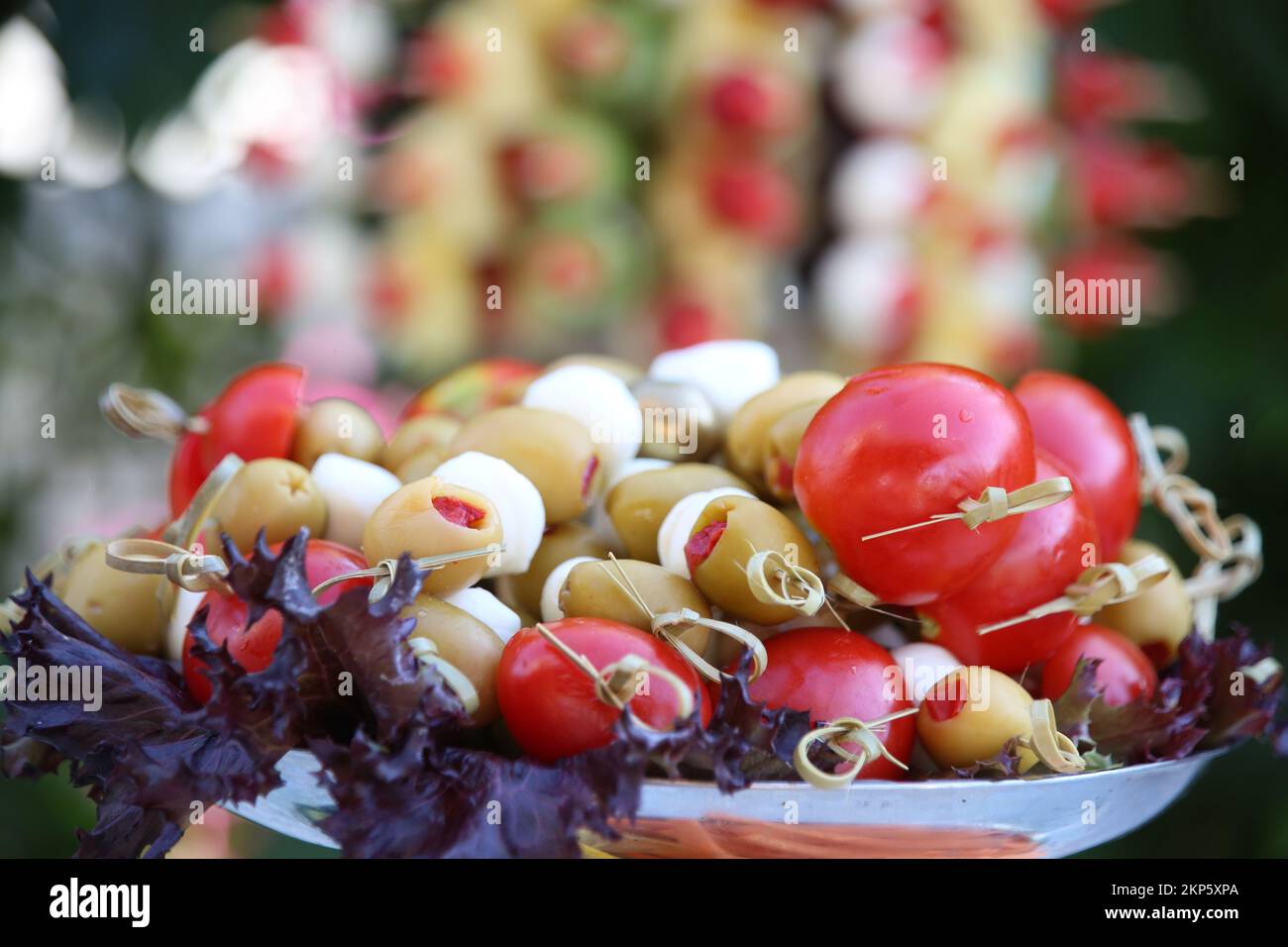 Köstliche süße und herzhafte Hochzeitsgerichte Stockfoto