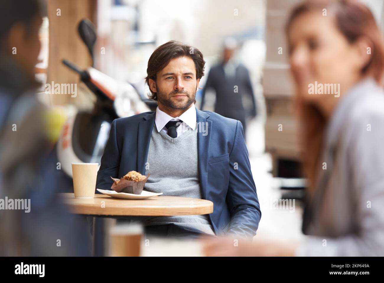 Fristen festlegen. Ein aufmerksamer Geschäftsmann, der in einem Café in der Stadt sitzt. Stockfoto