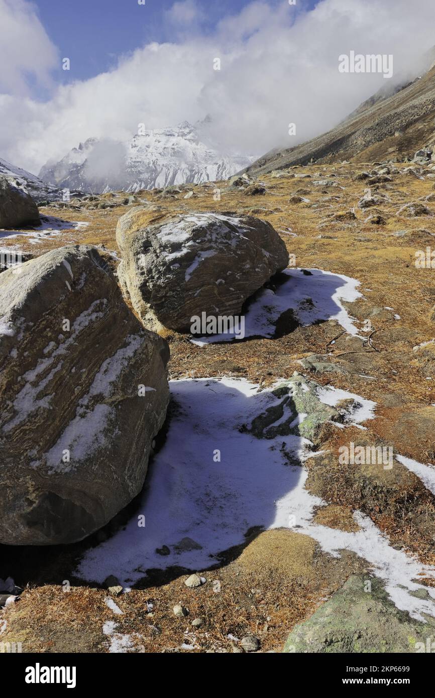 Malerisches Bergtal und schneebedeckte Gipfel des himalaya, von Zero Point oder Yumesodong im Norden von sikkim, indien Stockfoto