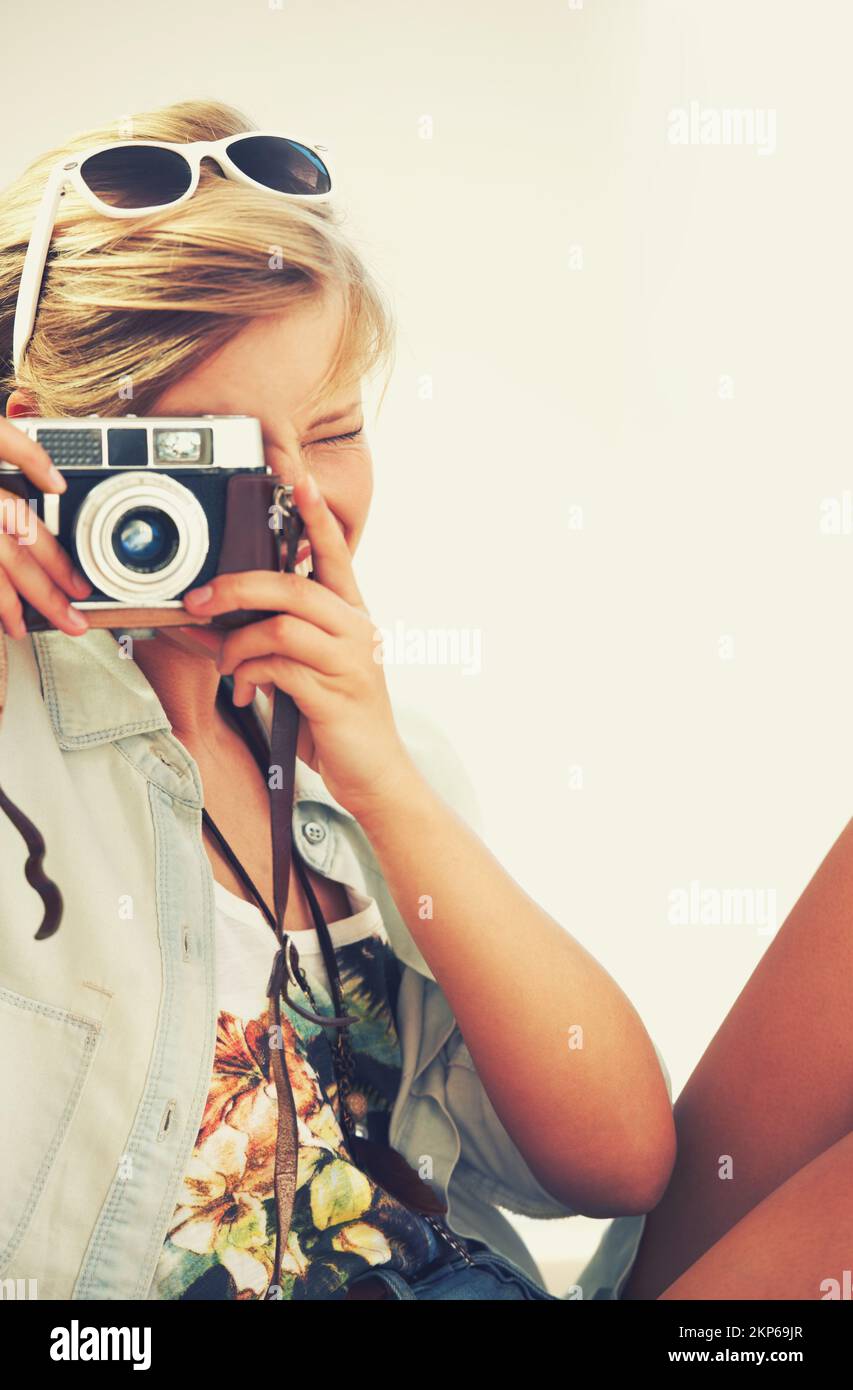 Ultimative Speicherersparnis. Eine schöne junge Frau, die drinnen eine Kamera benutzt. Stockfoto Ultimative Speicherersparnis. Eine schöne junge Frau, die drinnen eine Kamera benutzt. Stockfoto