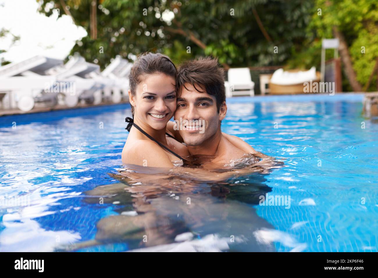 Die Weihnachtsstimmung genießen. Porträt eines attraktiven jungen Paares, das sich im Pool entspannt. Stockfoto