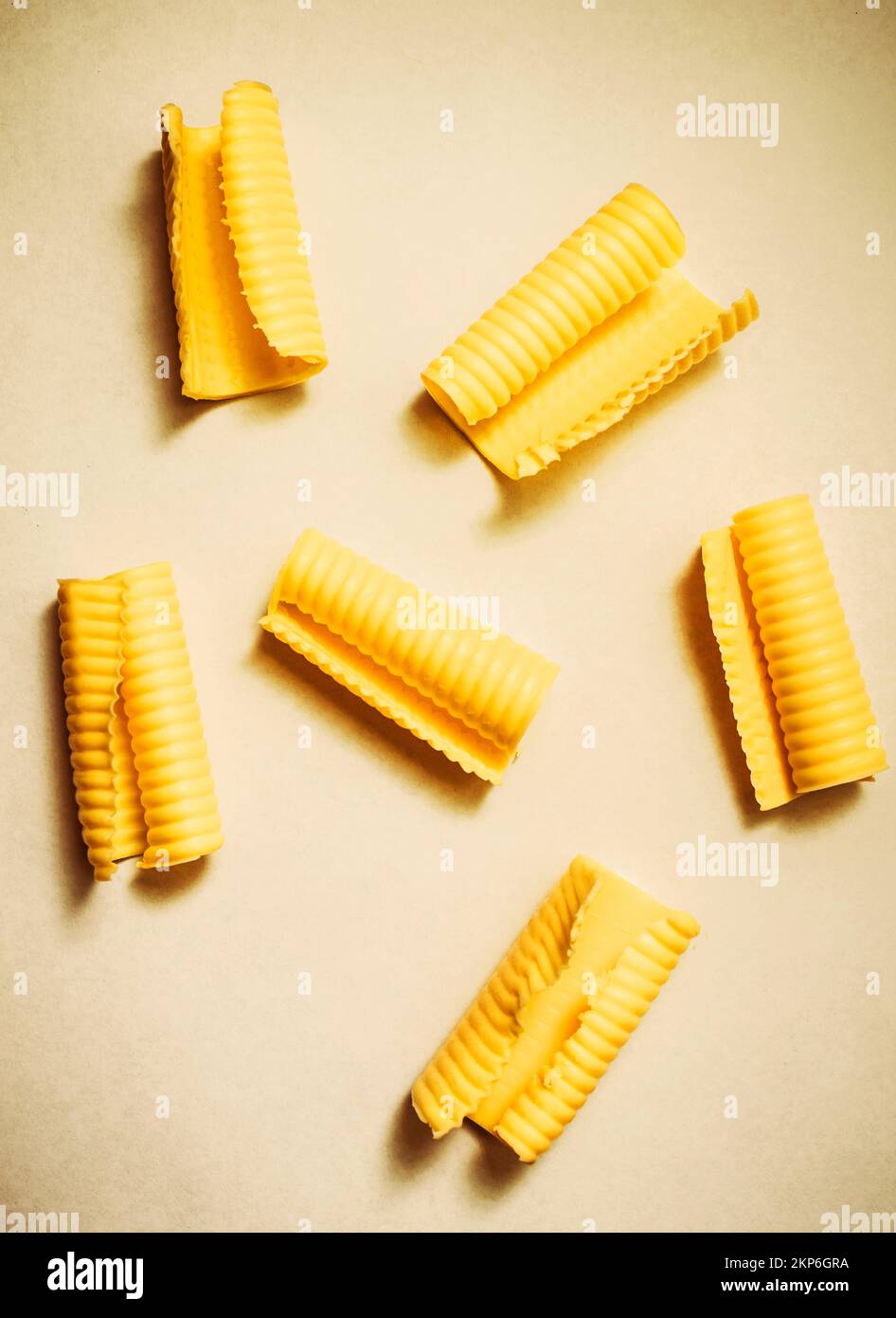 Simple Food-Fotografie auf frische Butter locken mit geätzte Klinge, die Details direkt von oben erfasst. Milchprodukt Stockfoto