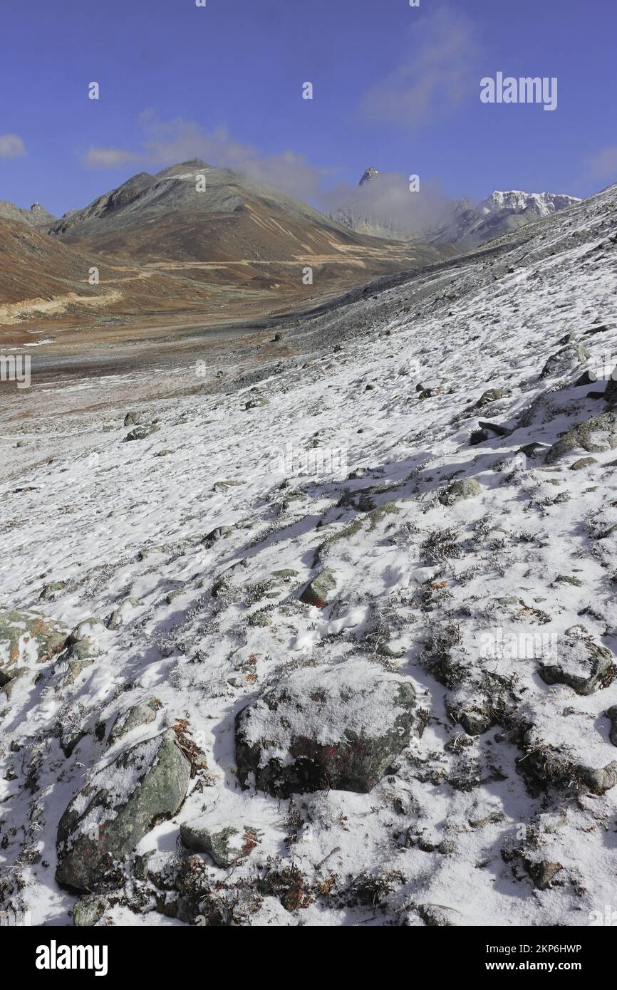 Hoch gelegenes, alpines Yumesodong-Tal im himalaya oder Nullpunkt, umgeben von schneebedeckten Bergen im Norden von sikkim, indien Stockfoto