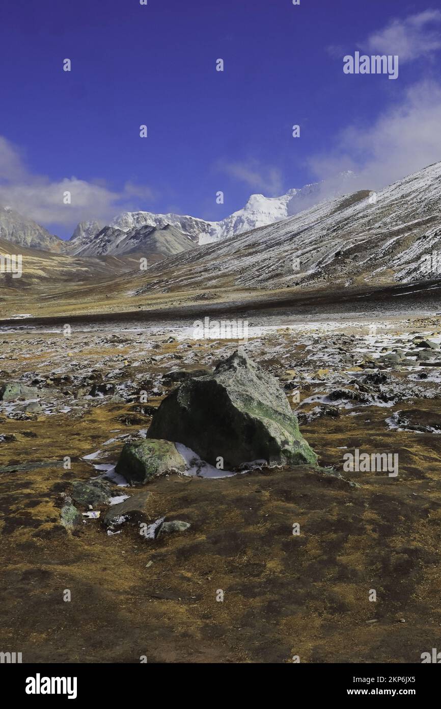 Malerisches Bergtal und schneebedeckte Gipfel des himalaya, von Zero Point oder Yumesodong im Norden von sikkim, indien Stockfoto