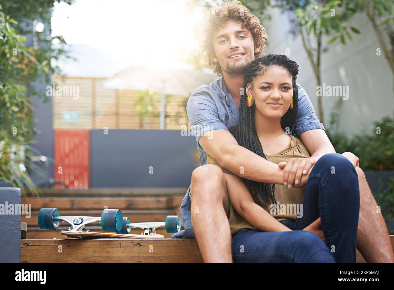 Am glücklichsten, wenn sie zusammen sind. Ein junges Paar, das draußen zusammen sitzt. Stockfoto