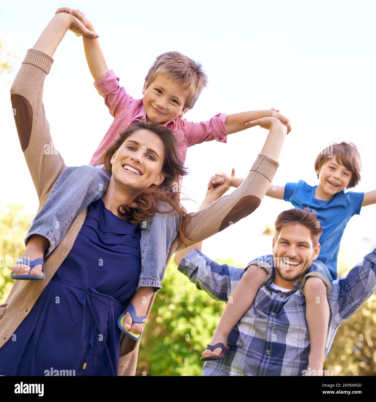 So sieht wirkliches Glück aus. Eine junge Mutter und ein junger Vater, die ihre Söhne auf ihren