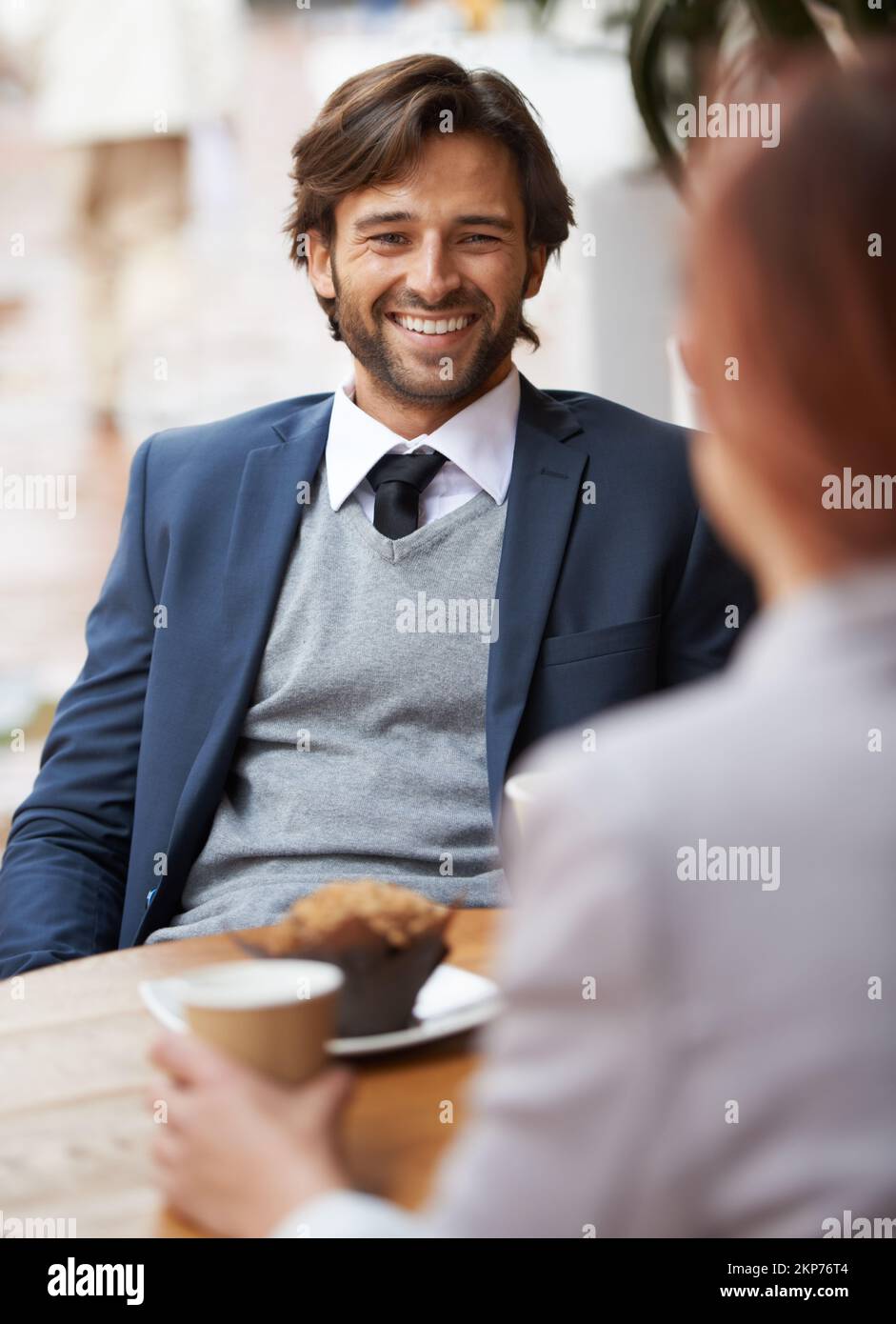 Ein zwangloses Geschäftstreffen. Ein Geschäftsmann und eine Frau, die sich bei einem Kaffee treffen. Stockfoto