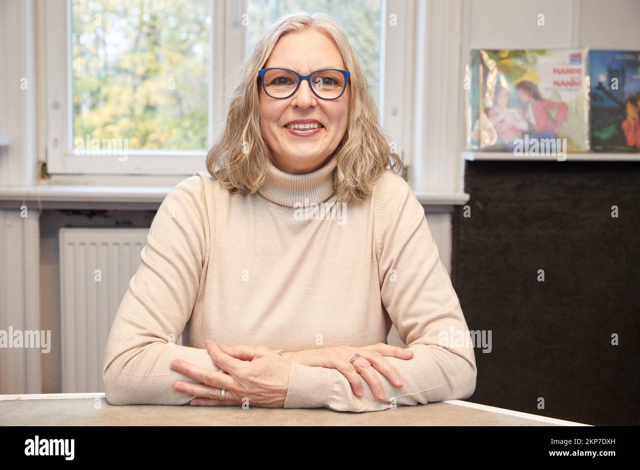 Hamburg, Deutschland. 13.. November 2022. Manuela Dahm, Erzählerin, sitzt im Aufnahmestudio in Rothenbaum während einer Fotosession für 50 Jahre „Hanni and Nanni“-Radiospiele. Die Enid-Blyton-Adaption über die frechen Zwillinge war die erste selbst produzierte Serie der Radiomusik Heikedine Körting. Fünfzig Jahre später ist der Jena-Einheimische, der auch solche Radio-Favoriten wie "TKG", "Fünf Freunde" und "die drei ???" produzierte, immer noch für Kindergeschichten aus Hamburg verantwortlich, die im ganzen Land zu hören sind. Kredit: Georg Wendt/dpa/Alamy Live News Stockfoto
