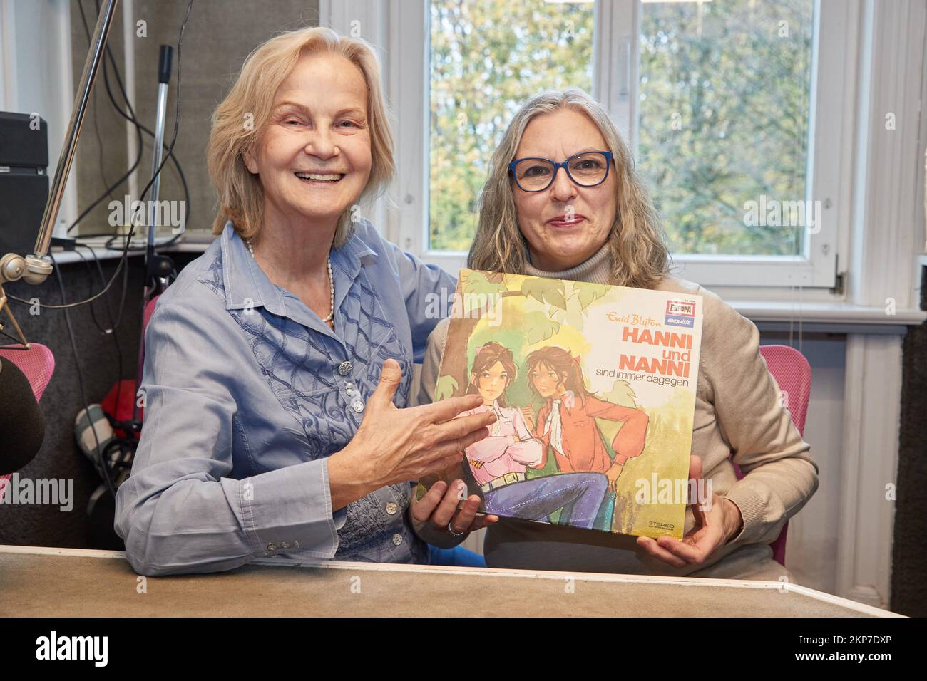 Hamburg, Deutschland. 13.. November 2022. Heikedine Körting (l), Produzent, und Manuela Dahm, Erzähler, sitzen 50 Jahre lang bei einer Fotosession der Radiospiele „Hanni and Nanni“ im Aufnahmestudio von Rothenbaum. Die Enid-Blyton-Adaption über die frechen Zwillinge war die erste selbst produzierte Serie der Radiomusik Heikedine Körting. Fünfzig Jahre später ist der Jena-Einheimische, der auch solche Radio-Favoriten wie "TKG", "Fünf Freunde" und "die drei ???" produzierte, immer noch für Kindergeschichten aus Hamburg verantwortlich, die im ganzen Land zu hören sind. Kredit: Georg Wendt/dpa/Alamy Live News Stockfoto