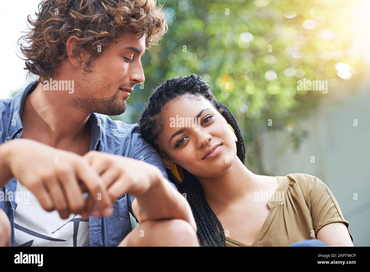 Ich war noch nie glücklicher... ein junges Paar, das draußen zusammen saß. Stockfoto